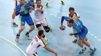 Blaž Blagotinšek (levo v modrem dresu) in Borut Mačkovšek (z 
žogo) sta bila najboljša slovenska strelca na dvobojih z Belorusijo. 