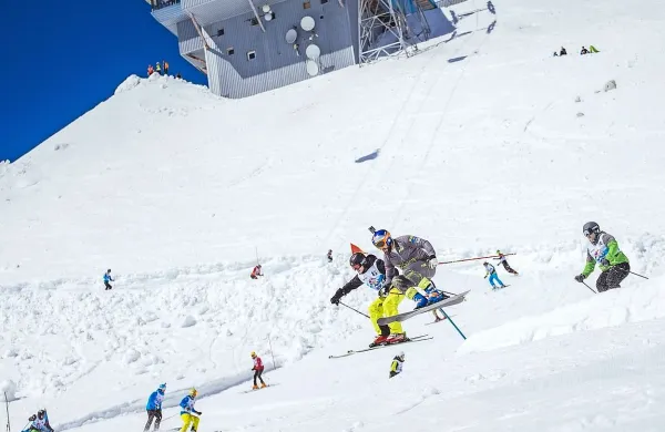 Filip Flisar (v ospredju)  je z visokimi skoki prehiteval skupino 125 
drvečih smučarjev.