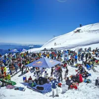 Startno mesto na kaninski snežni plaži s sedmimi metri snega  so preplavili številni gledalci.