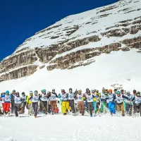 Po startu je bilo treba najprej nekaj metrov teči do smuči. Startno 
mesto Filipa Flisarja je bilo še nekoliko dlje v ozadju. 
