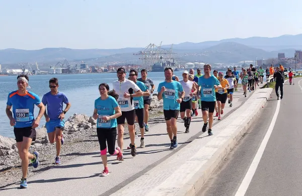 Maratonci so tekli tudi tik ob morju.