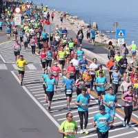 Pisana množica tekačev na obalni cesti med Izolo in Koprom