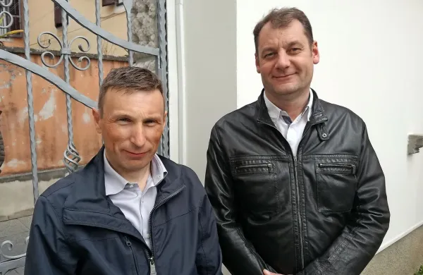  Dejan Dodič  in Primož Kastelic  sta predsednik in podpredsednik  
Društva Mirna cesta, ki si bo prizadevalo za odpravo prevelikega 
tranzitnega tovornega prometa skozi naselja ob cesti Krvavi 
Potok-Starod.

 