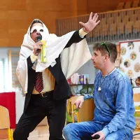 Literarni zgodovinar prof. dr. Igor Saksida in raper Rok Terkaj - 
Trkaj sta pokazala, da je možno tudi klasično književnost prikazati 
na zabaven način.