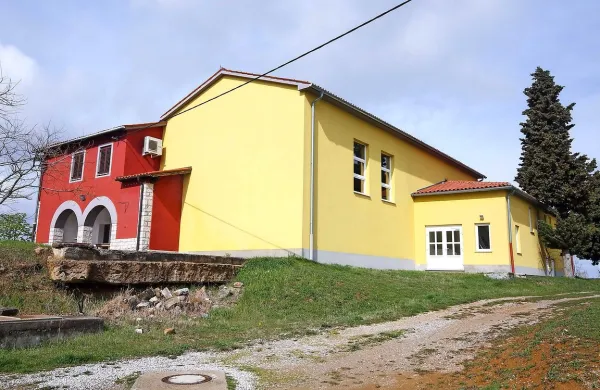 Predmet tožbe je gostinski lokal v stavbi, kjer je tudi  sedež 
Krajevne skupnosti Sveti Peter.