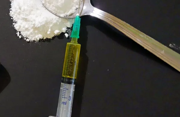  Zelo nevarno je predvsem injiciranje fentanila, še posebej če je 
človek sam in nima v bližini prijatelja, ki bi v primeru predoziranja 
poklical pomoč.