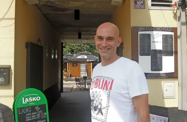 Najemnik Hangar bara Matic Horvat je napovedal,  da se bodo 
občinskemu ukrepu uprli s peticijo. 