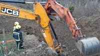 Z bagersko žlico so zavarovali del trupla pokojnika, ki je bilo na 
prostem,  z drugim bagerjem pa so ob njem izkopali približno 20 
kubičnih metrov materiala.