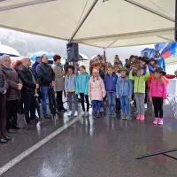 Pred dežjem je nastopajoče varovala platnena streha.