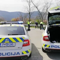 Na nadvozu čez železniško progo v Volčji Dragi je včeraj padel 
policist motorist in si pri tem zlomil nogo