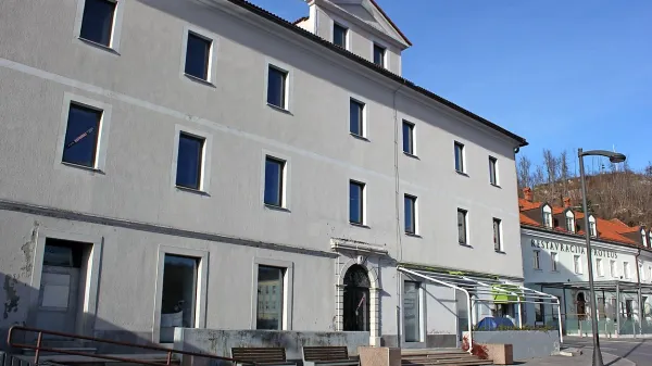 Na postojnski občini pravijo, da bodo stavbo stare banke obnovili in oživili z novimi vsebinami.