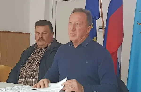 Predsednik KS Gradin Miro Kocjančič (desno), ob njem pa 
prvopodpisani pod peticijo  Silvo Grižančič. 