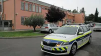 Kmalu po  prijavi prvega poskusa ropa v bližini železniške postaje 
so policisti dobili klic druge žrtve, ki ji je osumljeni grozil v garažni 
hiši trgovskega središča. 