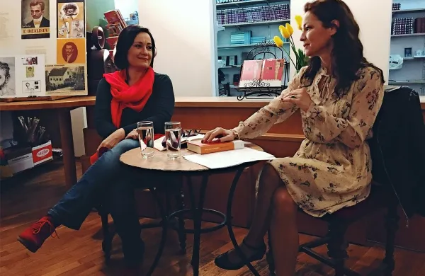 Z Majo Gal Štromar (levo) se je v Librisovem antikvariatu pogovarjala moderatorka Carmen L. Oven.  