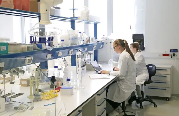 Med 56 zaposlenimi v ajdovski družbi je kar 14 doktorjev in 
magistrov znanosti.