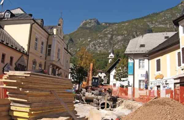 Popotresna obnova v Bovcu; v velikonočnem potresu so bile sicer 
najbolj prizadeta naselja Tolminske Ravne, Spodnje Drežniške 
Ravne, Magozd in Lepena. 
