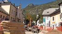 Popotresna obnova v Bovcu; v velikonočnem potresu so bile sicer 
najbolj prizadeta naselja Tolminske Ravne, Spodnje Drežniške 
Ravne, Magozd in Lepena. 