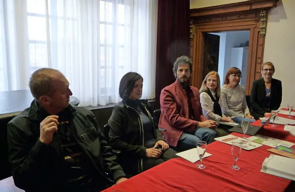 Z leve: Ivan Simčič, Tina Matanović (zadolžena za odnose z 
javnostmi), Luka Juri, Brigita Jenko, Tina Novak Pucer in Maša 
Sakara Sučević   