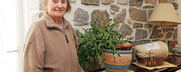 Emilija Kragelj si upokojenska leta krajša tudi s kleljanjem.