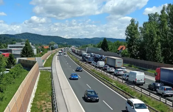 Na primorski avtocesti se obetajo dodatni zastoji.