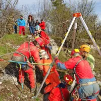 V jami Burja pri Kozini so v soboto jamarske reševalke pripravile 
prvo žensko reševalno vajo.  