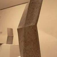 Žametnost kamna in lomljenje oblik v  ciklu Burja/Bora