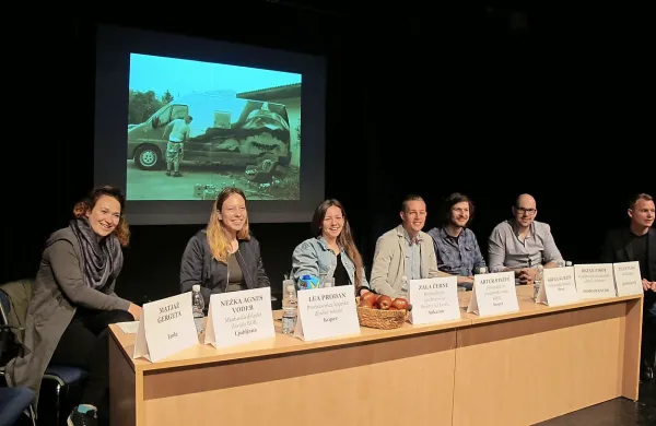 Udeleženci okrogle mize (z leve): Nežka Agnes Vodeb, mladinska 
delavka Zavoda BOB iz Ljubljane, Lea Prodan, Zala Černe, Artur 
Steffè, Grega Kurtin in dejan Pišot ter moderator Tilen Pajek.