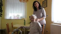 “Naše delo je plemenito in hkrati zelo težko,” pravi socialna oskrbovalko Tanja Žižek, ki smo jo ujeli med obiskom pri oskrbovanki Mariji.