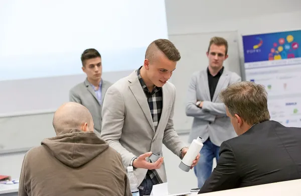 Mladi bodo skušali s petminutnimi predstavitvami strokovno 
komisijo prepričati, da imajo najboljšo podjetniško idejo.