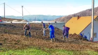        Krajni Bukovega pri urejanju okolice novega doma in  igrišča