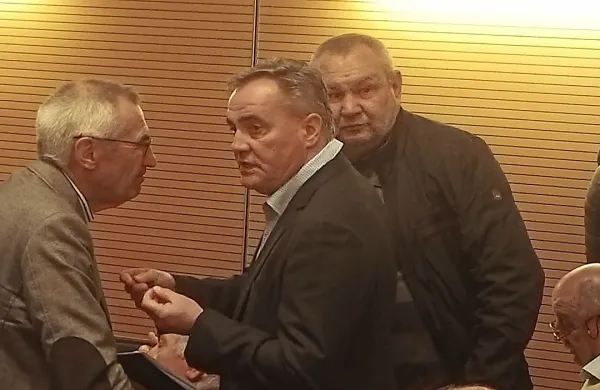 Edy Reja (v ospredju levo) in Tomaž Kavčič med pogovorom v 
Gradišču ob Soči. 