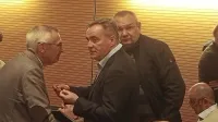 Edy Reja (v ospredju levo) in Tomaž Kavčič med pogovorom v 
Gradišču ob Soči. 