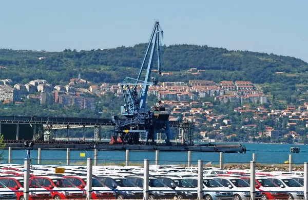 Tožilstvo Robertu Časarju očita zlorabo položaja, ki naj bi jo med 
drugim zagrešil pri najemu parcel, na katerih je Luka skladiščila 
vozila.