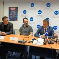 Franci Kek, Rado Mulej, Jože Robežnik, Igor Velov in Robert 
Vehovec (z leve) so predstavili poudarke preventivne akcije 
Hitrost.  