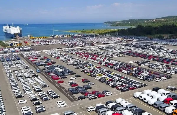 Luka Koper v tretjem bazenu načrtuje gradnjo varnejših priveznih 
mest za ro-ro ladje, ki motijo bližnje prebivalce koprskega 
mestnega jedra. Gradnja se bo začela prihodnje leto, napovedujejo. 
