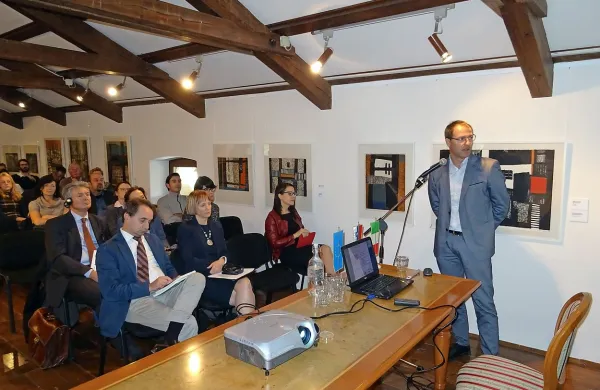 Spacalova galerija je bila v zadnjih 30 letih v Štanjelu tudi eno 
pomembnejših prostorov za kulturne in druge dogodke (na 
fotografiji je predstavitev projekta Agrotur novembra lani).  