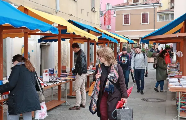 Na koprski Mudi lahko  ljubitelji literature že od ponedeljka listajo po stojnicah knjigarne Libris. 