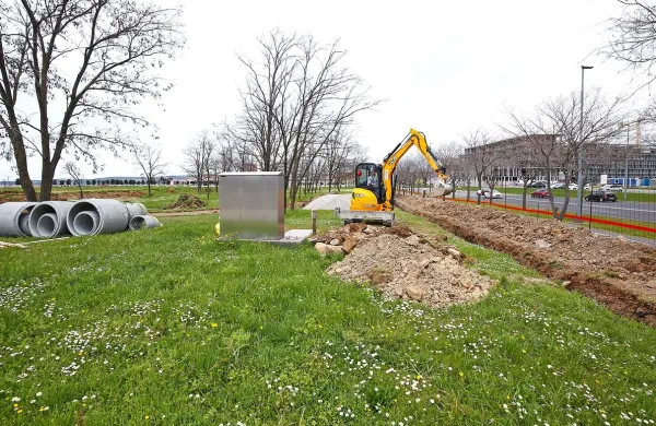Bodoči mestni park bodo uredili na nasipu med gramoznim 
parkiriščem za tržnico in kanalom Grande ter Piransko cesto.