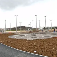  Igralne površine na novih igriščih za odbojko na mivki bodo 
razsvetljene,  izstopajoči bodo predvsem 12 metrov visoki stebri z 
žarometi.