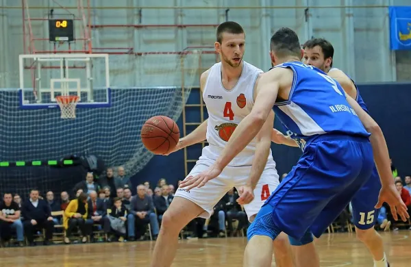 Krilo Matic Sirnik (z žogo) je s povprečno 13,6 točke na tekmo eden 
pomembnejših igralcev sežanske Mesarije Prunk. 