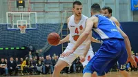 Krilo Matic Sirnik (z žogo) je s povprečno 13,6 točke na tekmo eden 
pomembnejših igralcev sežanske Mesarije Prunk. 