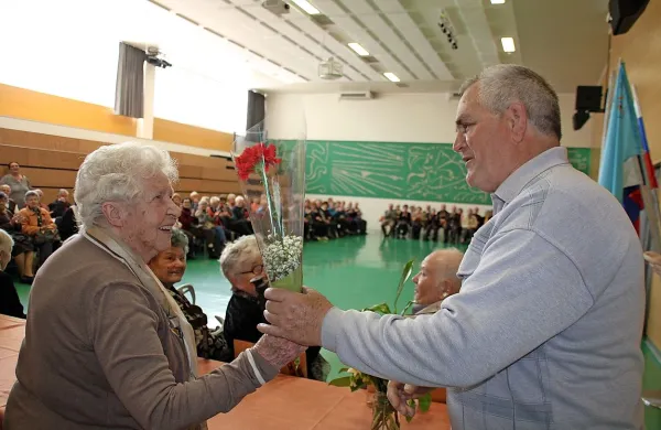 Predsednik ajdovskega Rdečega križa Rajko Troha je poseben  
pozdrav namenil    96-letni Mariji Kandus (na fotografiji) in Borisu 
Čermelju, najstarejšima udeležencema srečanja. 