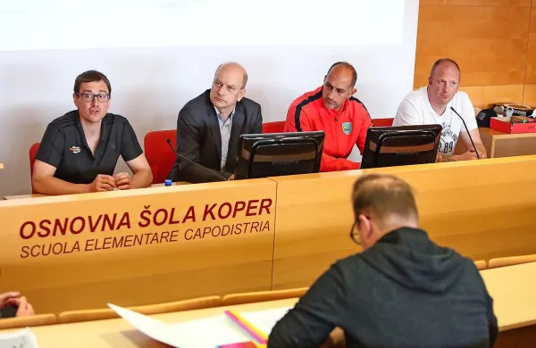 Timotej Pirjevec (drugi z leve) s koprskega urada za družbene 
dejavnosti in Igor Božič (drugi z desne) sta včeraj predstavila 
projekt uličnega nogometa.  
