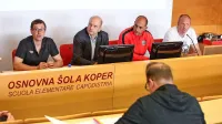 Timotej Pirjevec (drugi z leve) s koprskega urada za družbene 
dejavnosti in Igor Božič (drugi z desne) sta včeraj predstavila 
projekt uličnega nogometa.  