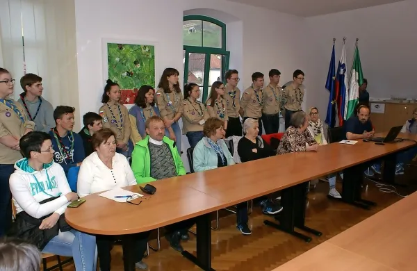   Burna razprava o prostorski problematiki mladih je načela še vrsto 
drugih problemov v Cerknem.