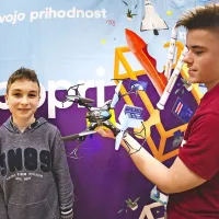 Med osnovnošolci je prvo mesto osvojila ekipa Life Saver z OŠ 
Šempas za dron z nameščenim defibrilatorjem.