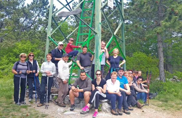 Utrinek z lanskega Špargljevega pohoda: postanek ob stolpu na 
vrhu Lačne