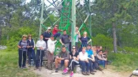 Utrinek z lanskega Špargljevega pohoda: postanek ob stolpu na 
vrhu Lačne