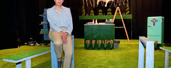 Lina Vengoechea na odru, pripravljenem za nocojšnjo premiero
predstave Za blagor vseh ljudi.