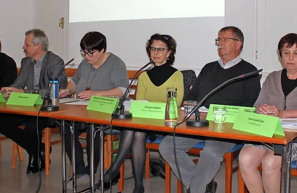 Na okrogli mizi so sodelovali (z leve): dr. Mitja Prelovšek, župana 
Igor Marentič in Robert Smrdelj, moderatorka Sabrina Mulec, 
Margareta Srebotnjak Borsellino, Florijan Poljšak, Majda Godina in 
Irena Sušelj Šajn.